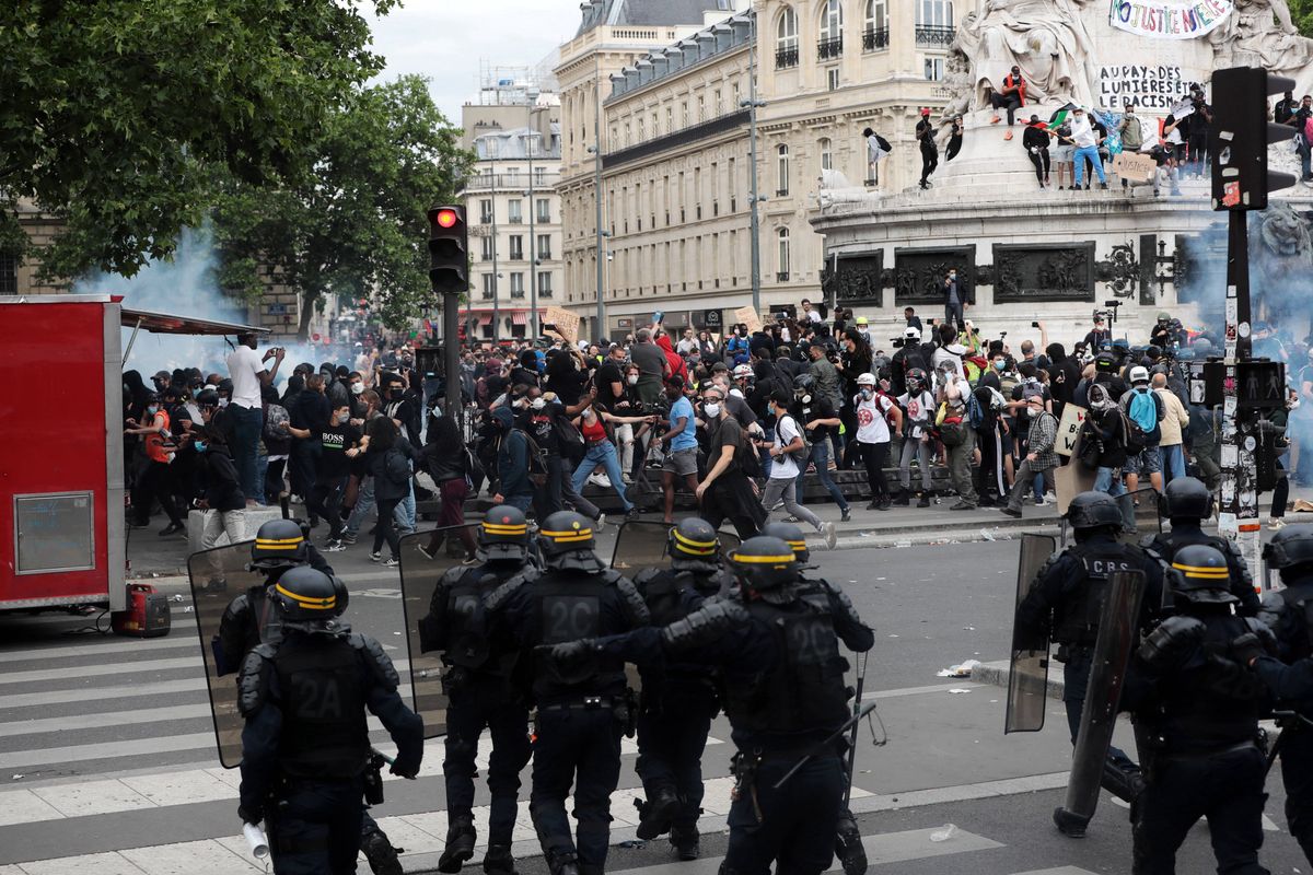 Zamieszki na tle rasowym w Londynie i Paryżu. Doszło do starć z policją