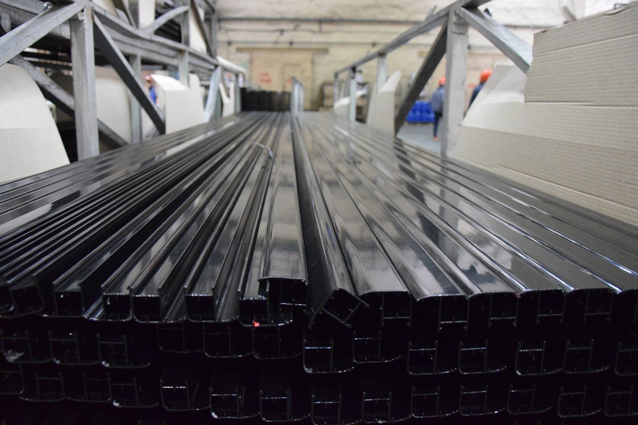 Nowe cła na stal i aluminium weszły w życie – Unia Europejska odpowiada odwetowymi taryfami