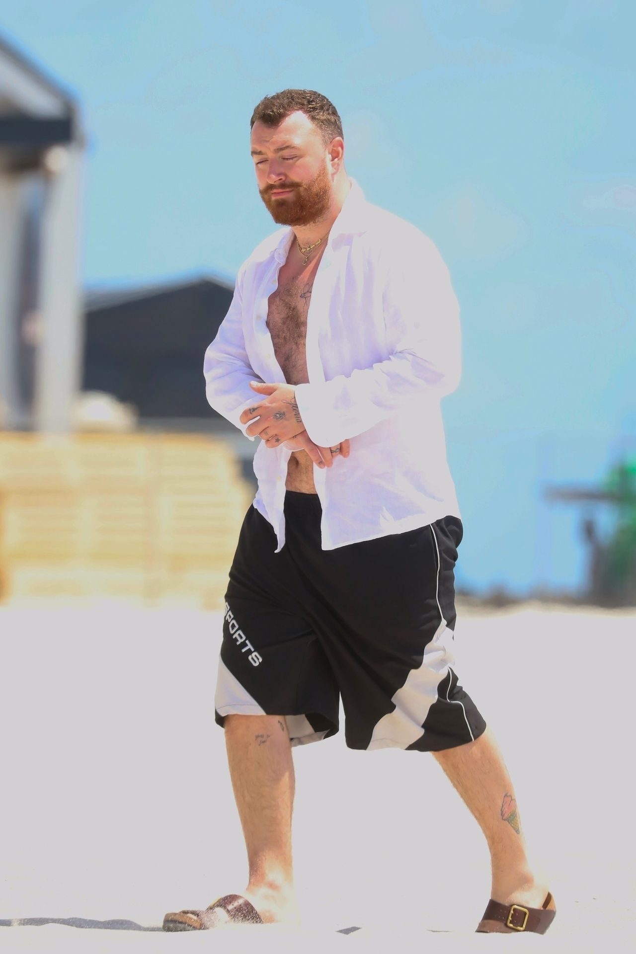 Sam Smith relaxes on the beach. Paparazzi photos