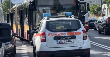 Jadł i nie widział, że ciągnie pasażerkę za autobusem. Kobieta zmarła