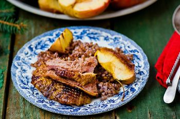 Pieczona gęś w kawałkach. Soczyste mięso to strzał w dziesiątkę