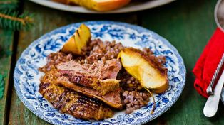 Pieczona gęś w kawałkach. Soczyste mięso to strzał w dziesiątkę