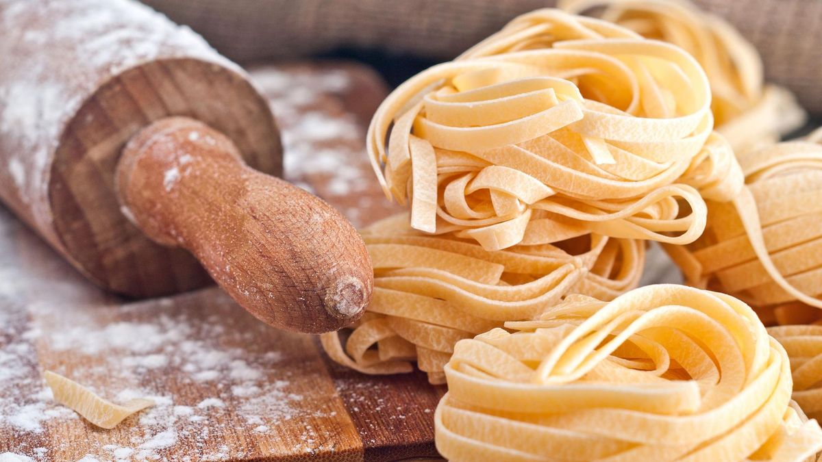 Tagliatelle jest zazwyczaj podawany w kuchni włoskiej z różnego rodzaju sosami