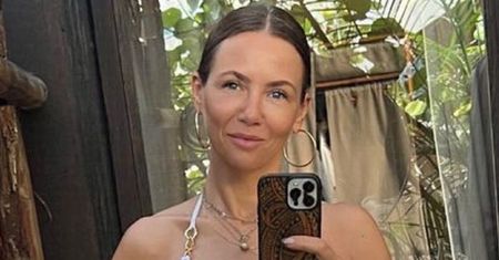Kinga Rusin pozuje przed lustrem w białym bikini, odsłaniając umięśniony brzuch. Fani komplementują: "Ciało nastolatki" (FOTO)