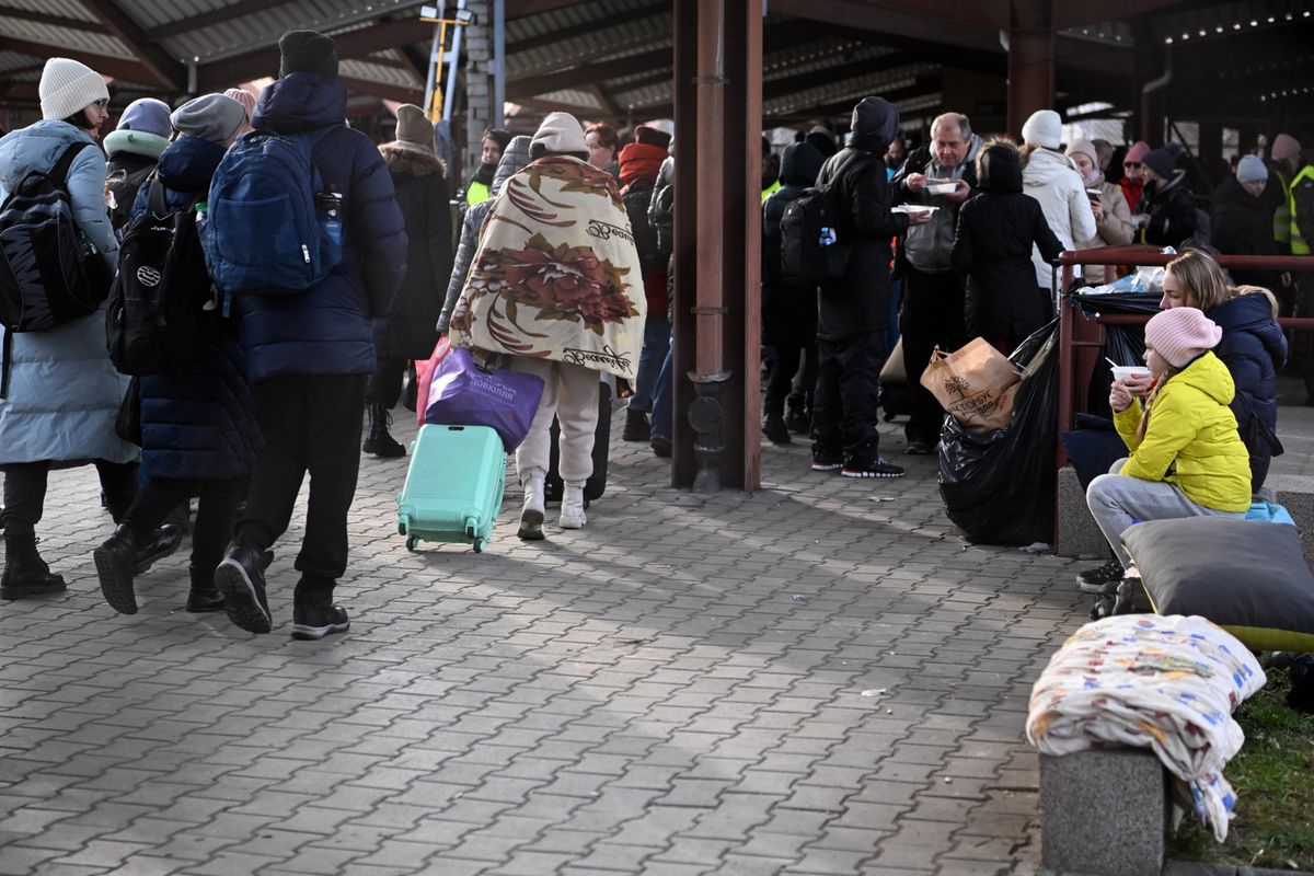 Trwa brutalna wojskowa inwazja Rosji na Ukrainę. Na zdjęciu: ukraińscy uchodźcy przybywają na dworzec PKP w Przemyślu, gdzie znajduję się jeden z tzw. punktów recepcyjnych, świadczących pomoc humanitarną 