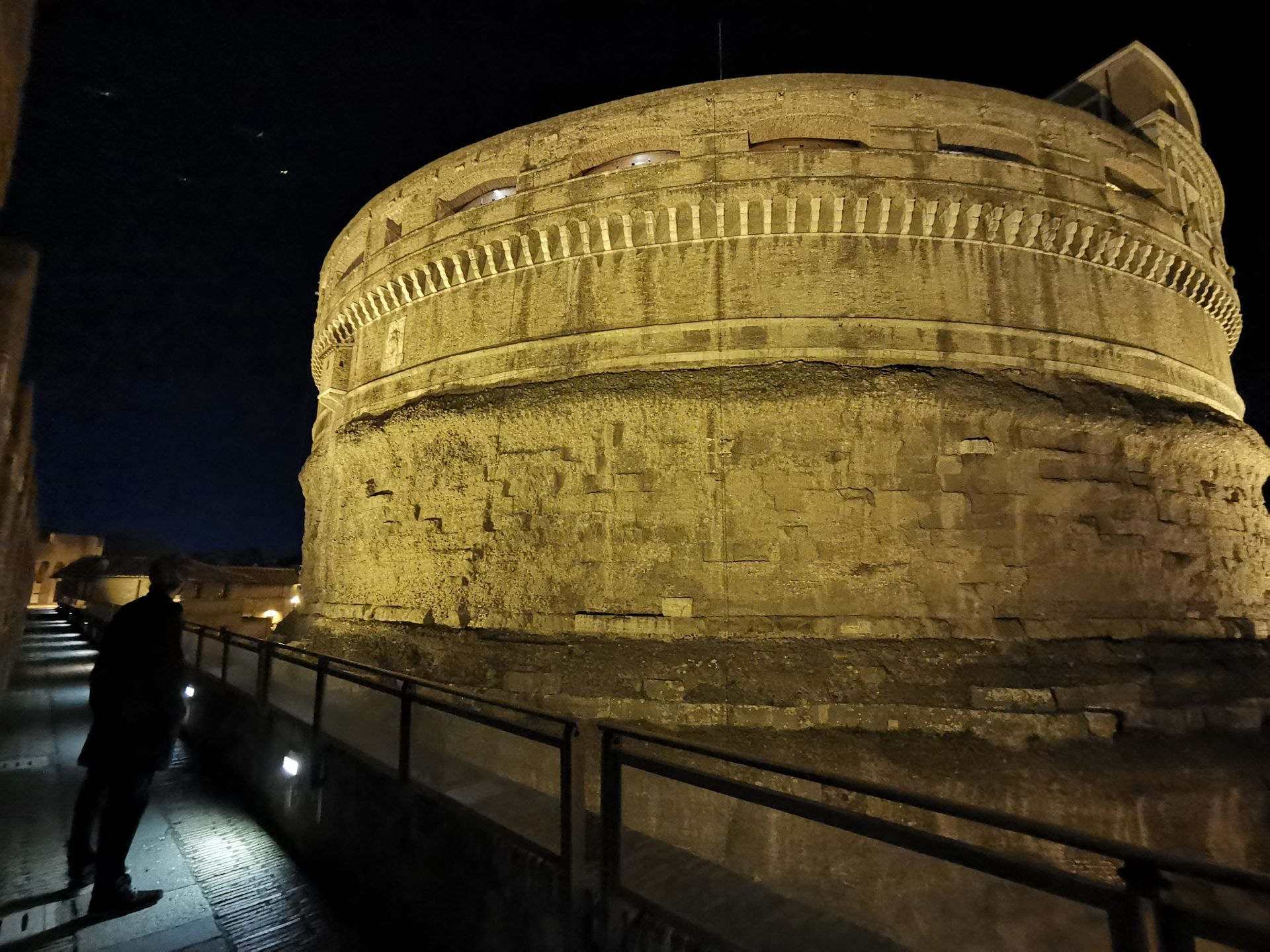 Imponująca budowla kryje tajemnicze wnętrza