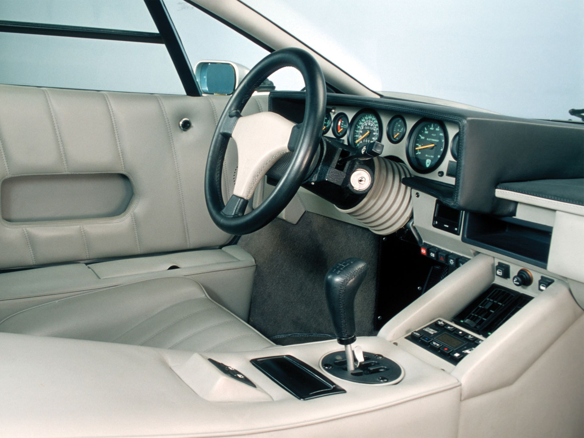 Od dekad z V12: ewolucja hipersamochodów Lamborghini 39