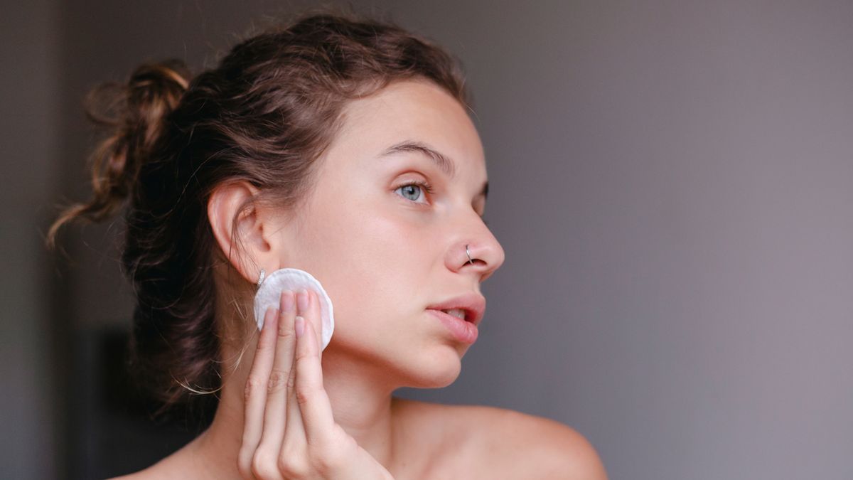 Olejek do demakijażu wystarczy nanieść na suchą lub lekko wilgotną skórę twarzy