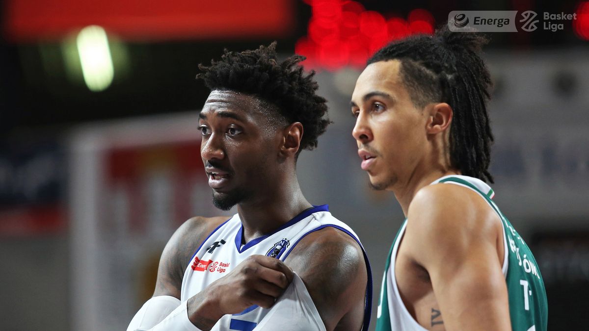 Materiały prasowe / Andrzej Romański / Energa Basket Liga / Na zdjęciu: Jonah Mathews i Travis Trice