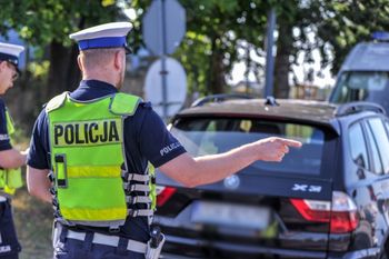 Bydgoszczanin jechał pijany i z podwójnym zakazem prowadzenia pojazdów. Po kontroli rzucił się do ucieczki po całym powiecie