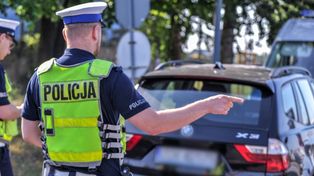Bydgoszczanin jechał pijany i z podwójnym zakazem prowadzenia pojazdów. Po kontroli rzucił się do ucieczki po całym powiecie