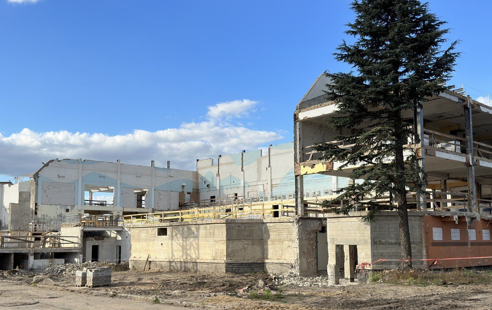 W grudniu 2025 roku modernizowana pływalnia ma być pokryta nowym dachem