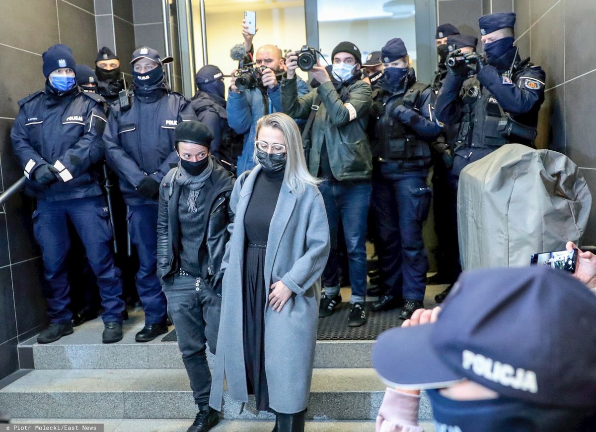 Strajk Kobiet. Dziennikarka Agata Grybowska przed komisariatem