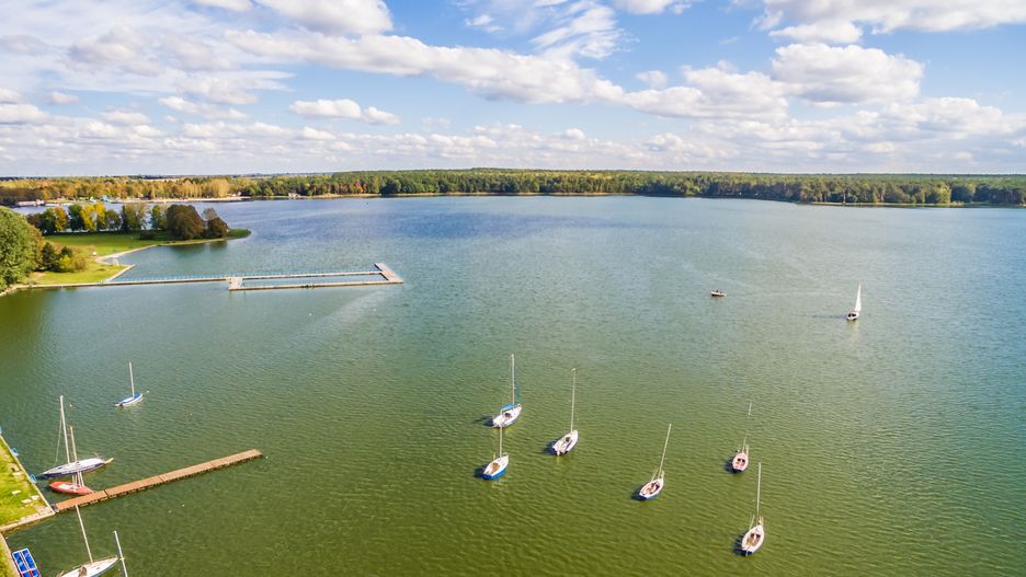 Pogoda jezioro Mazury łódki żaglówki wakacje słońce