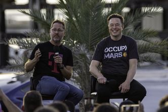 Musk chce połączyć telefony ze swoimi satelitami. Łączy siły z T-Mobile