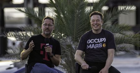 Musk chce połączyć telefony ze swoimi satelitami. Łączy siły z T-Mobile
