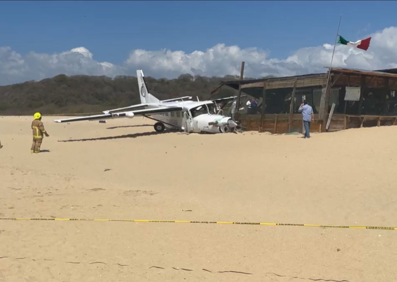 Plane crashes onto crowded beach in Puerto Escondido, parachutists and beachgoer among casualties