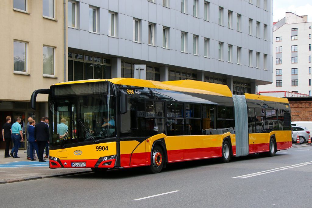 Warszawa. Piątkowe zgromadzenia i przemarsze. Zmiany w kursowaniu komunikacji miejskiej