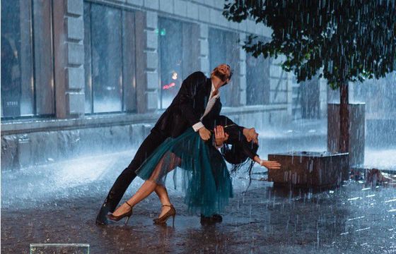 „Zapomnij o przeziębieniu” - taniec w deszczu reklamuje Aspirin C także w wersji Forte (wideo)