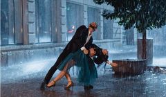 „Zapomnij o przeziębieniu” - taniec w deszczu reklamuje Aspirin C także w wersji Forte (wideo)