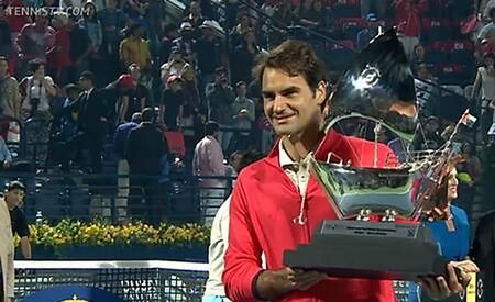 Roger Federer szósty raz w karierze otrzymał trofeum za triumf w turnieju w Dubaju (Foto: Twitter)