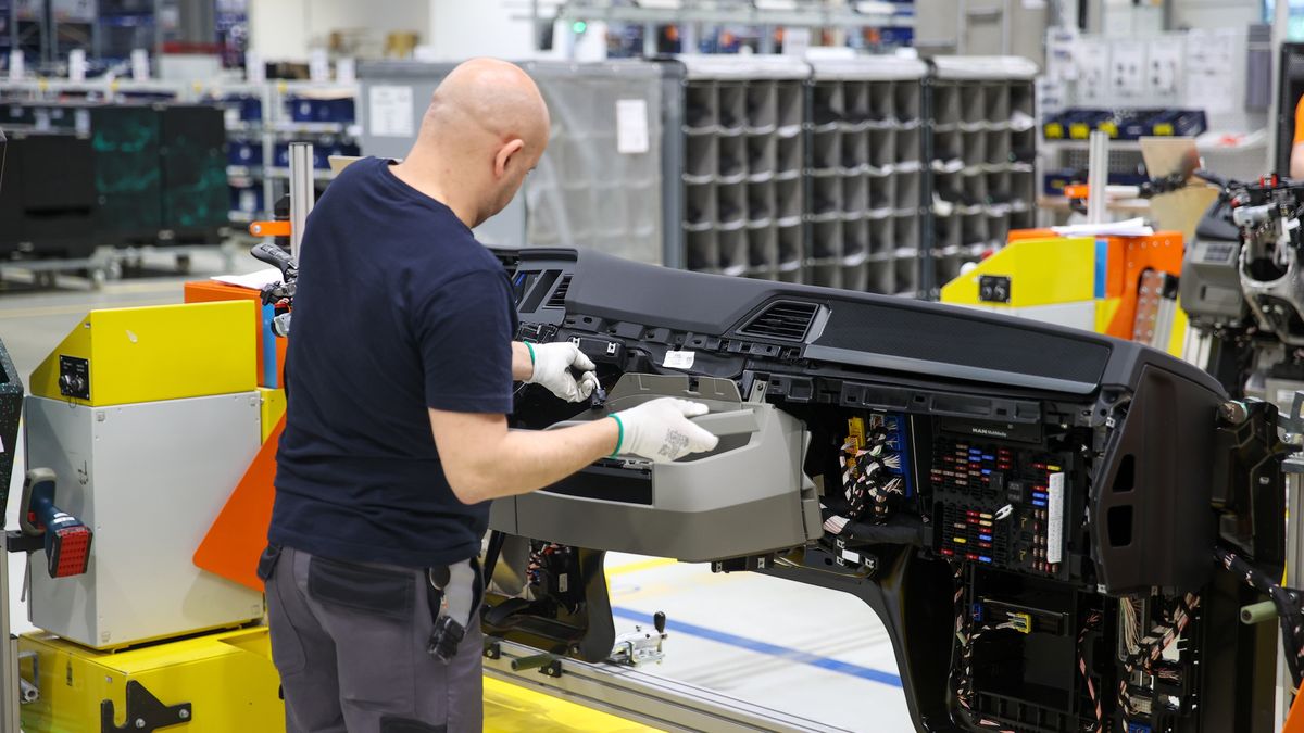 otwarcie nowych hal produkcyjnych
Niepo�omice (woj. ma�opolskie), 16.05.2023. Otwarcie nowych hal produkcyjnych w MAN Trucks w Niepo�omicach, 16 bm. (aldg) PAP/�ukasz G�gulski
�ukasz G�gulski
aut, auta, auto, ci�arowe, ci�arowych, ci�ar�wek, ci�ar�wka, ci�ar�wki, fabryka, hal produkcyjnych, hala, hale produkcyjne, MAN Trucks, maszyny, otwarcia, otwarcie, pracownicy, pracownik, produkcja, produkcyjna, samochod�w, samochody, samoch�d, sprz�t