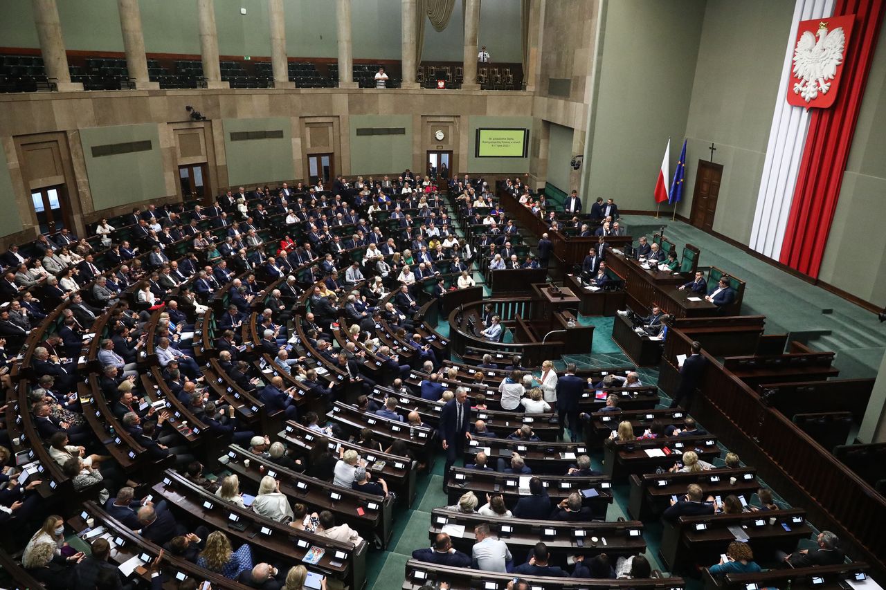 Nie tylko PiS zyskuje. Są wyniki najnowszego sondażu