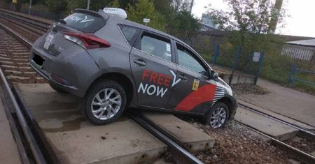 Kierowca Free Now utknął na torowisku. Zaufał nawigacji, która chciała poprowadzić go „na skróty”