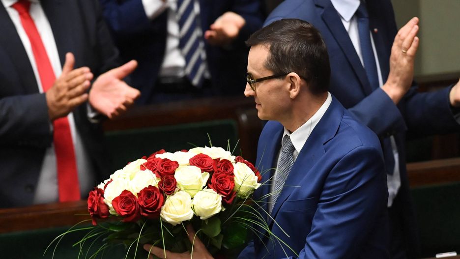 Sejm. Mateusz Morawiecki z bukietem kwiatów po głosowaniu ws. wotum zaufania 