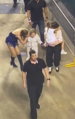 Taylor Swift wychodzi w towarzystwie Blake Lively i jej dzieci