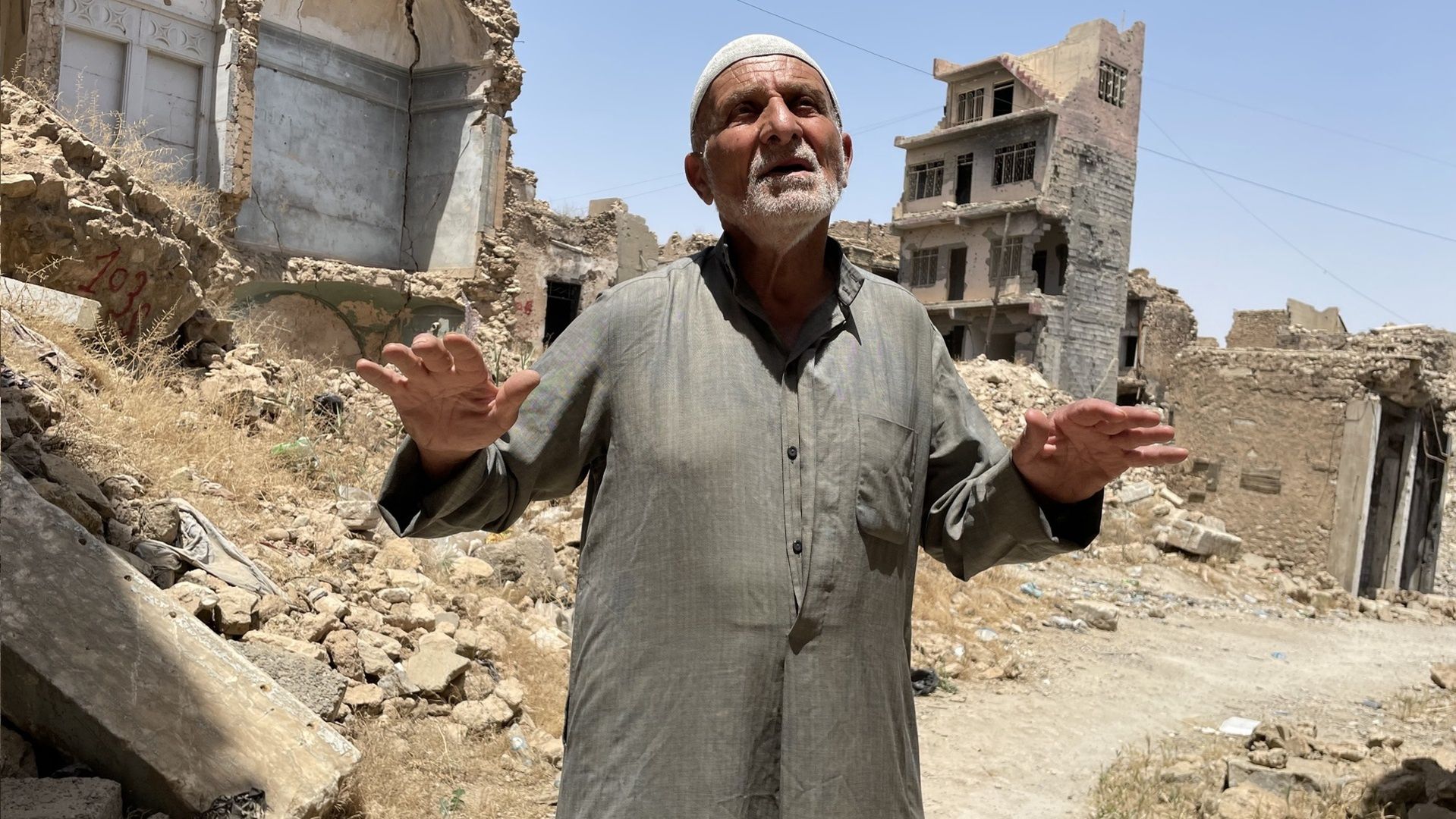 Salim, handlarz z Mosulu, pośród ruin, które zostały ze starówki jednego z najważniejszych miast świata islamu 