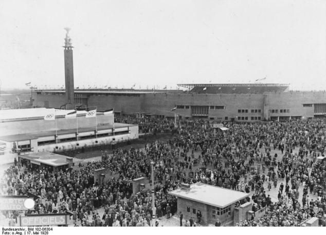 Kibice przed ceremonią otwarcia. Źródło: Bild, Wikipedia