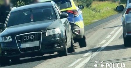 19-latka wyskoczyła z samochodu. Dramatyczne sceny na oczach policjantki