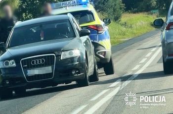 19-latka wyskoczyła z samochodu. Dramatyczne sceny na oczach policjantki