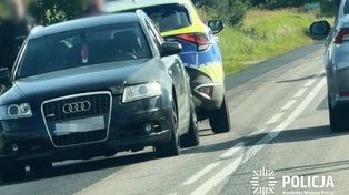 19-latka wyskoczyła z samochodu. Dramatyczne sceny na oczach policjantki
