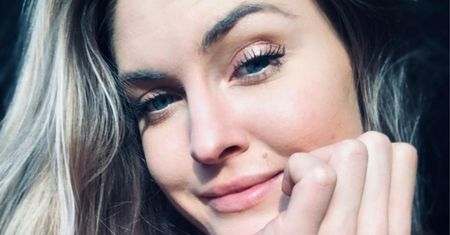 Kuszące zdjęcie Martyny Grajber w różowej pościeli. Obok niej nowy "partner"