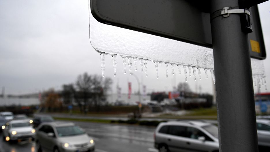 Pogoda przyniesie marznące opady. IMGW wydało ostrzeżenia