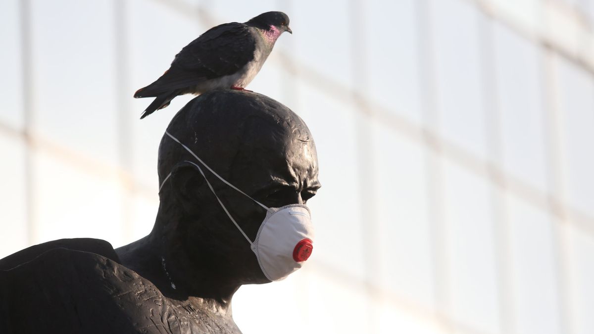 Pominik Stefana Starzyńskiego w centrum Warszawy. Członkowie stowarzyszenia Miasto jest Nasze domagają się walki ze smogiem.