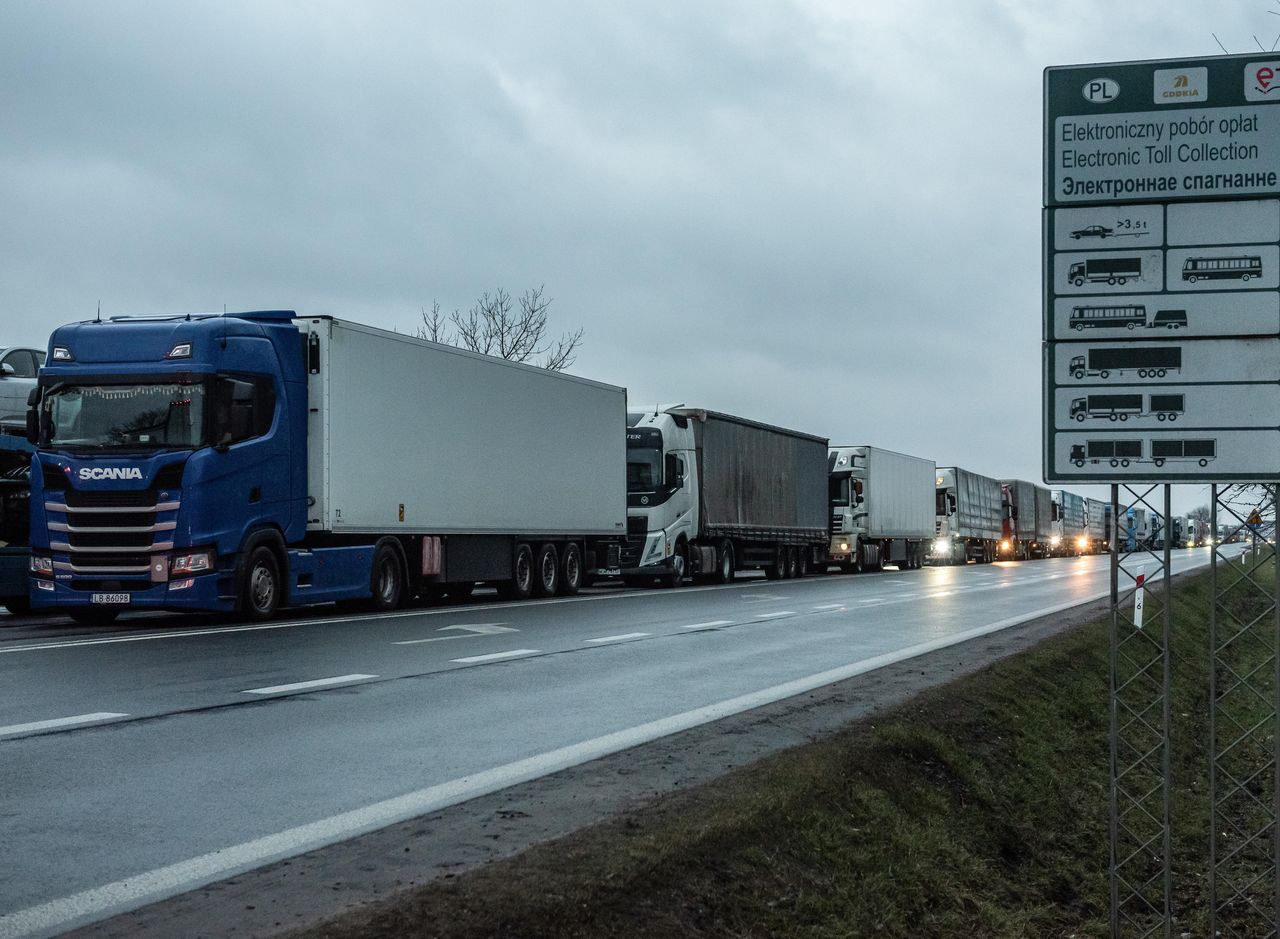 Kolejka tirów przed terminalem w Koroszczynie na polsko-białoruskiej granicy