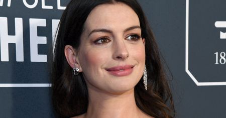 Patent Anne Hathaway na pełne usta. Przyda ci się wsuwka