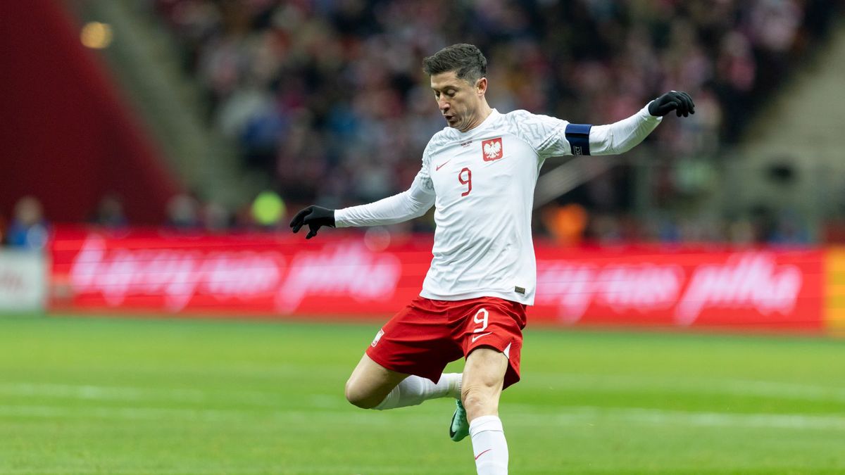 Na zdjęciu Robert Lewandowski w trakcie meczu z Łotwą