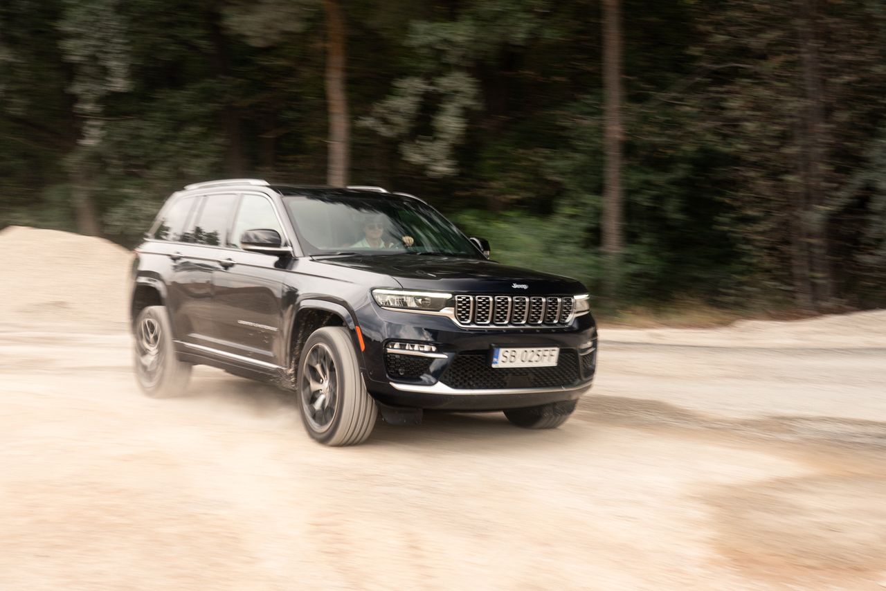 Test: Jeep Grand Cherokee z hybrydą plug-in. Przynajmniej pali jak V8