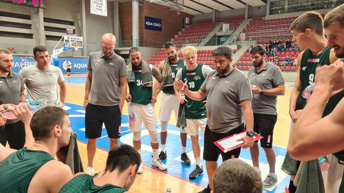 Zdjęcie okładkowe artykułu: Twitter / oficjalny profil Enea Zastalu BC / Na zdjęciu: Oliver Vidin w rozmowie z koszykarzami Enea Zastalu BC