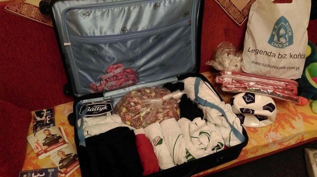 Jedna z walizek Marcina przed wyprawą do Afryki (fot. Marcin Kupczak/ Hanys on tour)