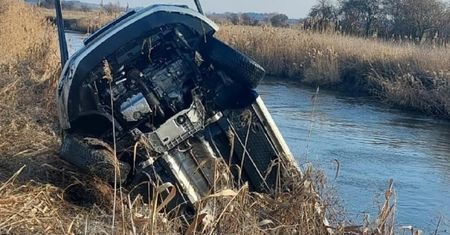 Wjechał VW Golfem do rzeki Wieprz. Chciał sprawdzić jej poziom. Kierowca był pijany