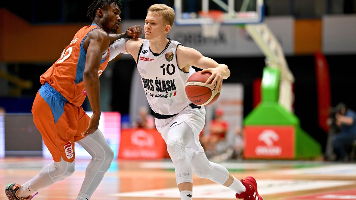 PAP / Sebastian Borowski / Na zdjęciu: Łukasz Kolenda (przy piłce)