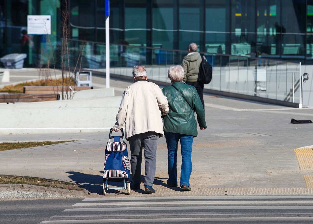 Coraz więcej seniorów oddaje mieszkanie za opiekę. Są dane