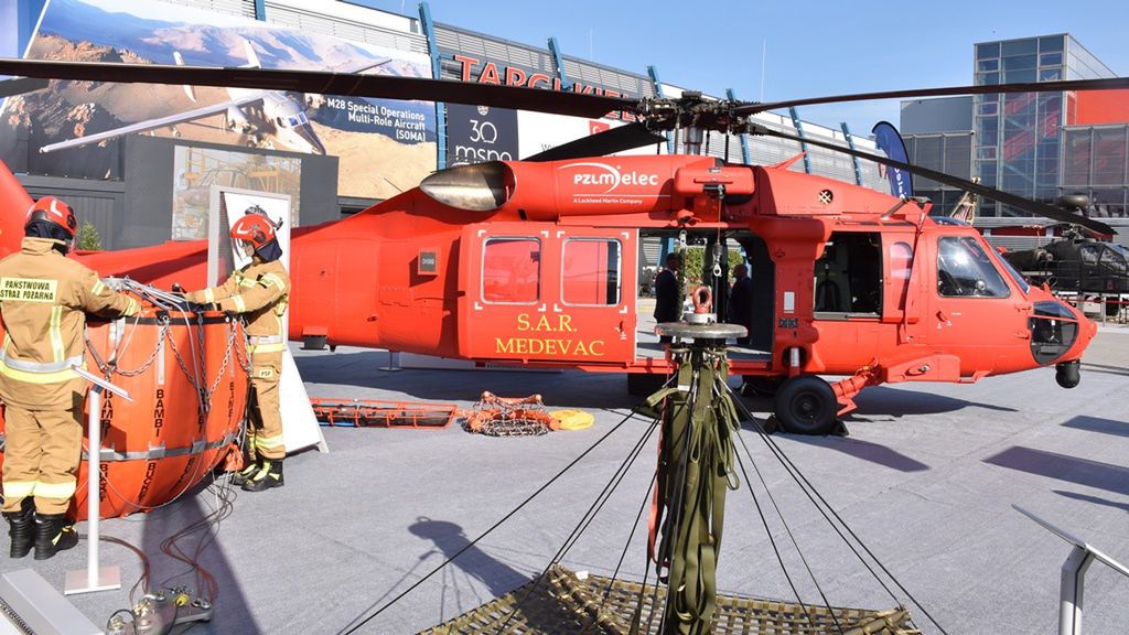 S-70M w konfiguracji dla służb ratunkowych prezentowany na targach MSPO. Po lewej stronie widać zbiornik na wodę do gaszenia pożarów