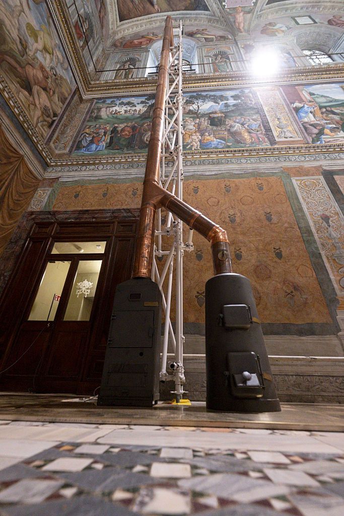 Przygotowywanie tymczasowych pieców i komina na czas konklawe (Fot: 2025 Vatican Pool)
