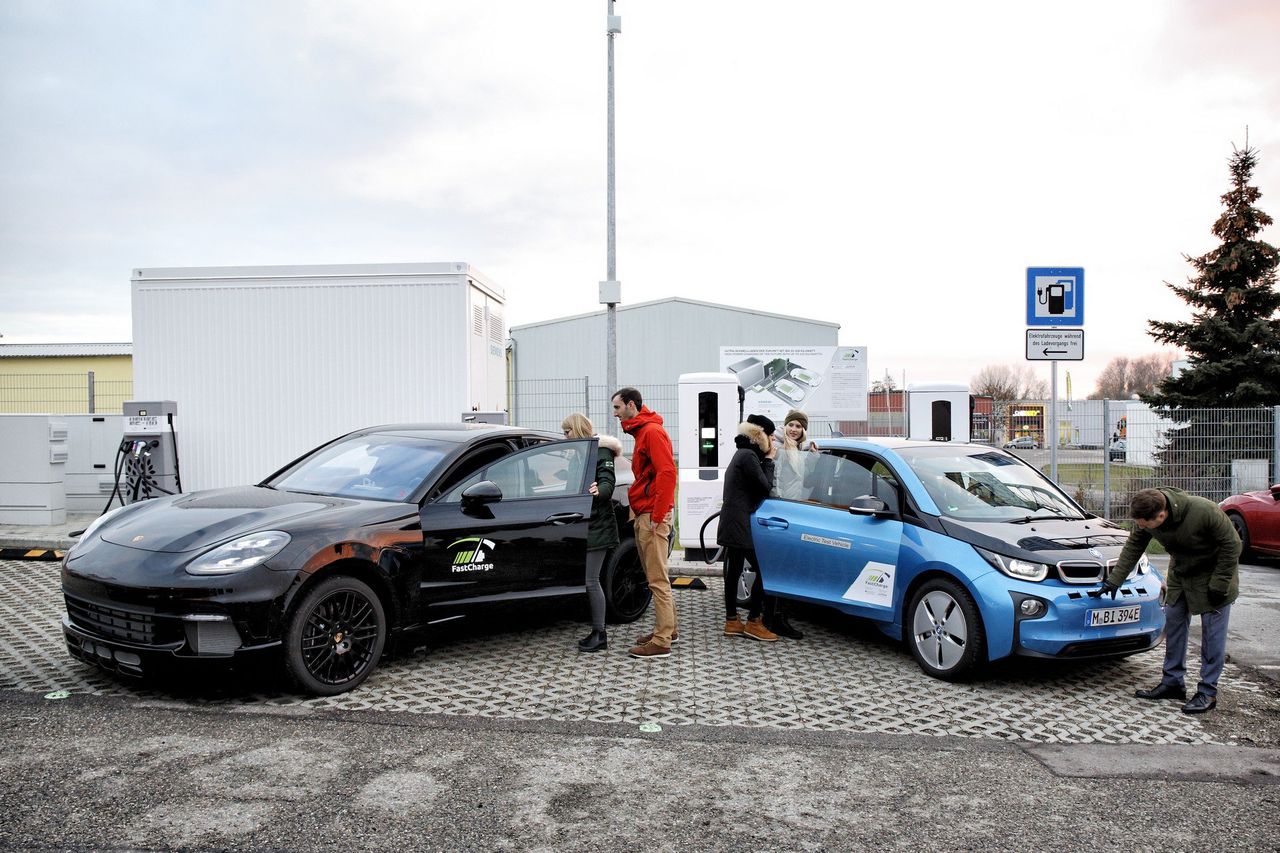 BMW i Porsche pokazały superszybką ładowarkę. 100 km w 3 minuty